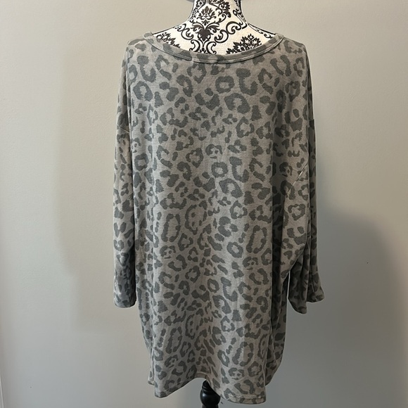 NWOT. Woman’s v-neck dolman sleeve t-shirt in grey predator print pattern. - Picture 7 of 9